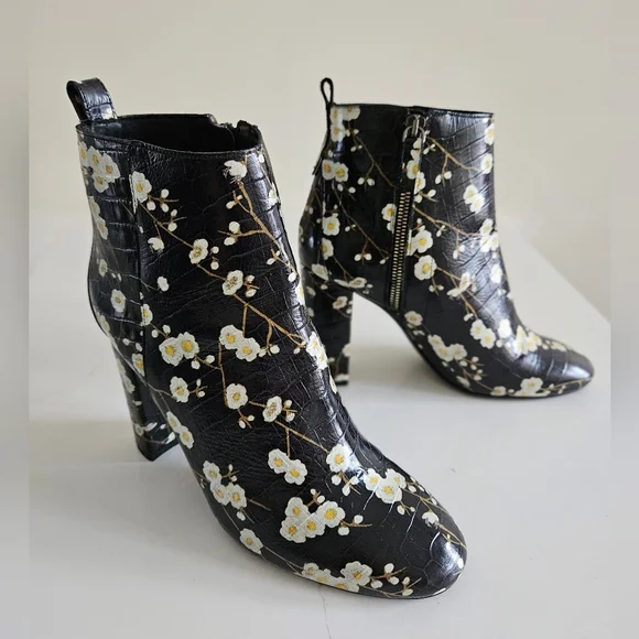Massimo Dutti Zara Leather Ankle Boots with flowers US 7.5 - Picture 5 of 13